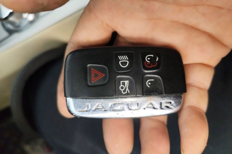 捷豹XF 2014款 XF 2.0T 风华版中控内饰11