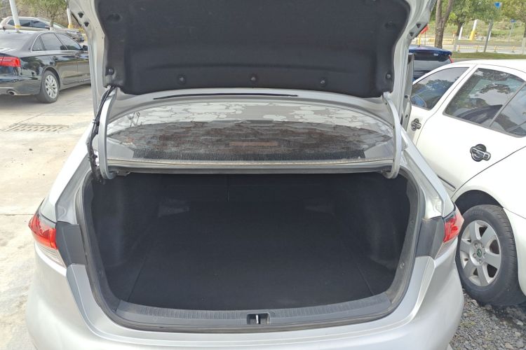 丰田 雷凌 2021款 185T CVT豪华版机舱底盘23