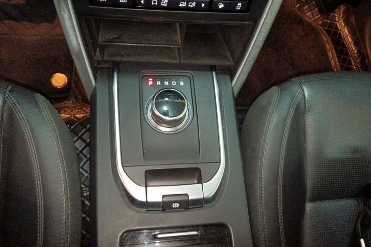 路虎 发现神行 2017款 2.0T SE中控内饰18