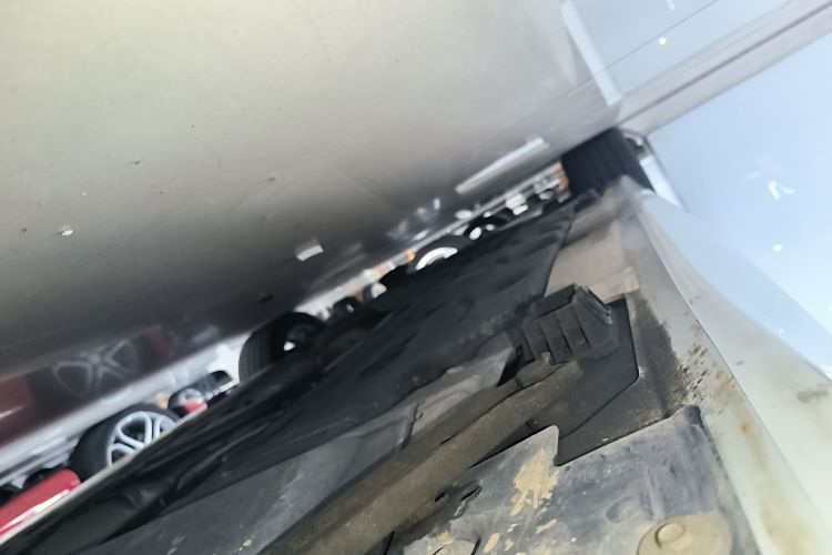 宝马1系 2023款 120i M运动版机舱底盘30