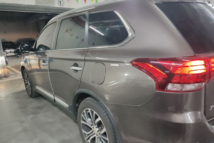 三菱 欧蓝德 2016款 2.4L 四驱精英版 5座车身外观4