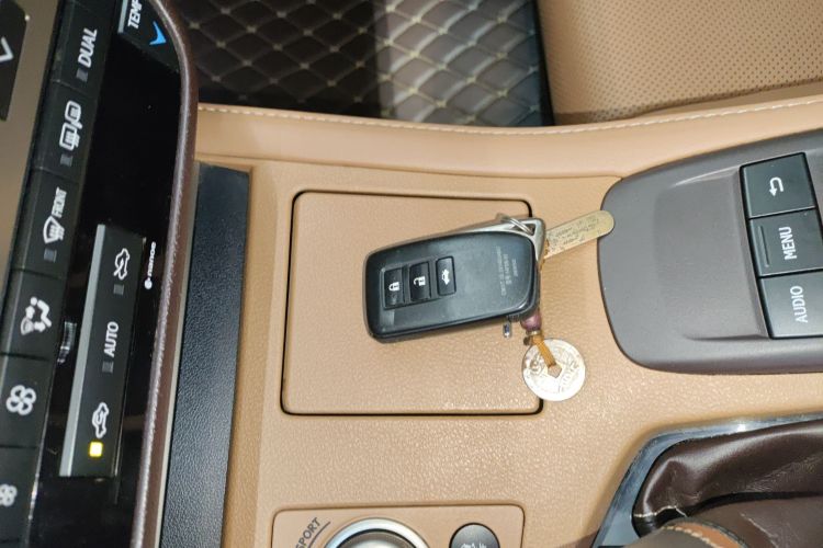 雷克萨斯ES 2015款 300h 舒适版中控内饰7001