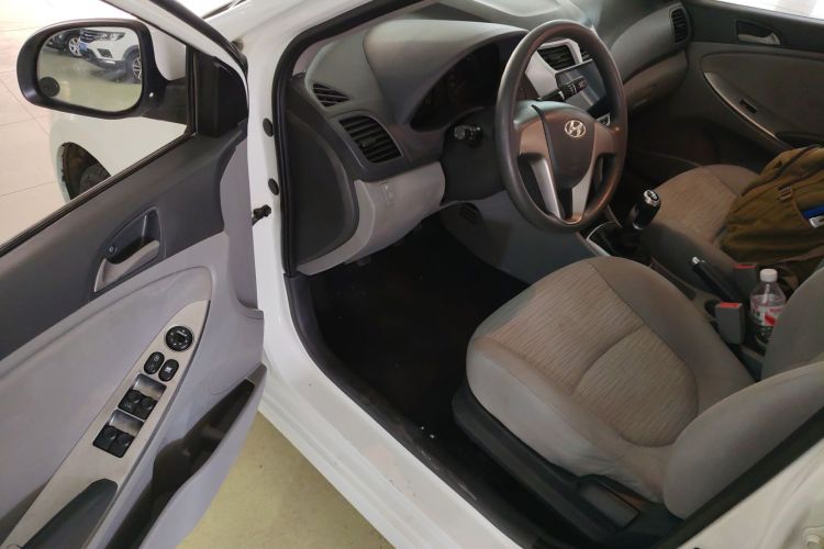 现代 瑞纳 2016款 1.4L 手动智能型GLS中控内饰7003