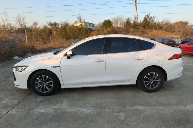 比亚迪 秦PLUS 2024款 荣耀版 DM-i 55KM领先型车身外观4