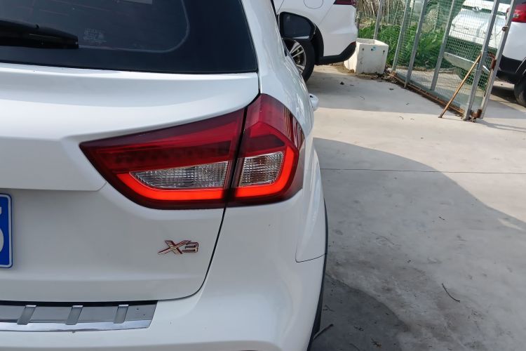 吉利汽车 远景X3 2017款 1.5L 手动精英型车身外观9