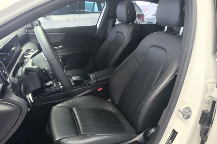 奔驰A级 2020款 改款 A 180 L 运动轿车特殊配置中控内饰19