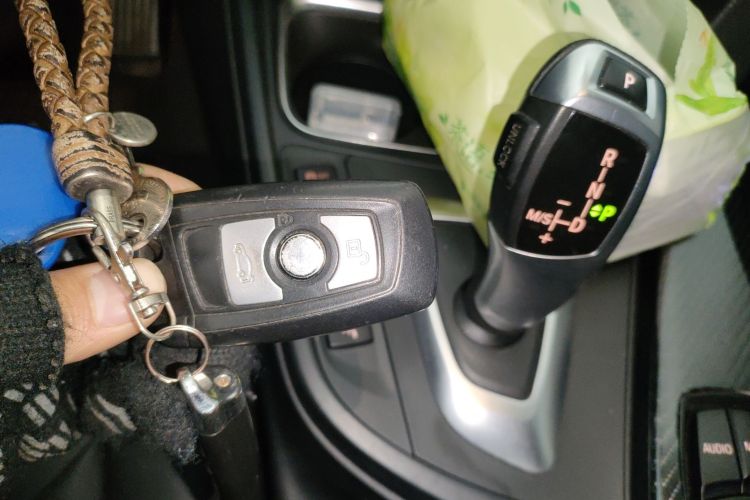 宝马3系 2015款 320Li 超悦版时尚型中控内饰11