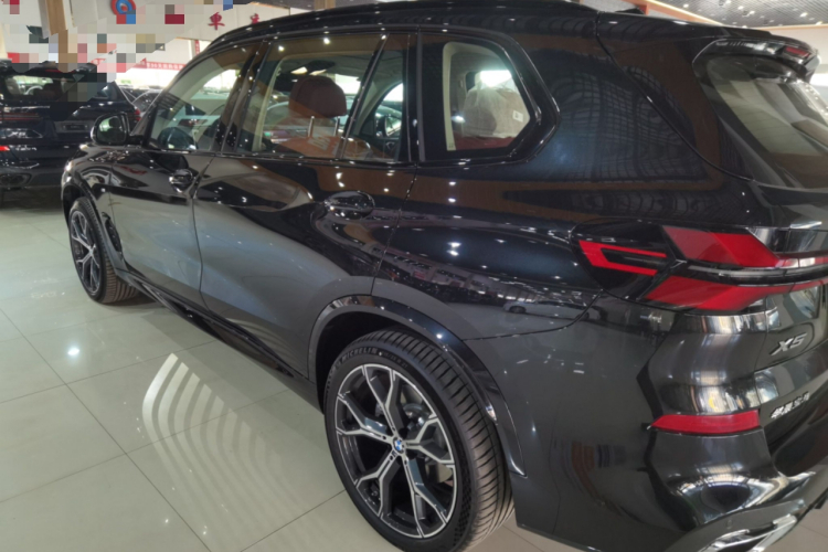 宝马X5 2026款 xDrive 30Li 尊享型M运动曜夜套装车身外观4
