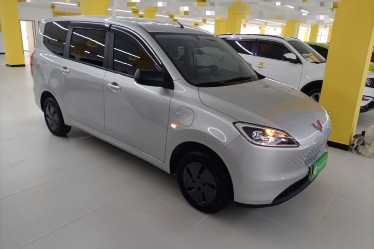 五菱汽车 五菱宏光新能源 2025款 增程式混动 50KM 舒适型车身外观3