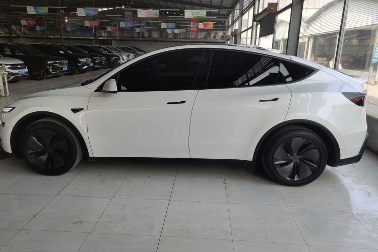 特斯拉 Model Y 2025款 后轮驱动版车身外观4