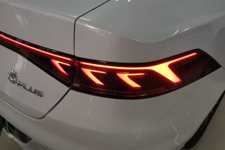 比亚迪 秦PLUS 2024款 荣耀版 DM-i 55KM领先型车身外观9