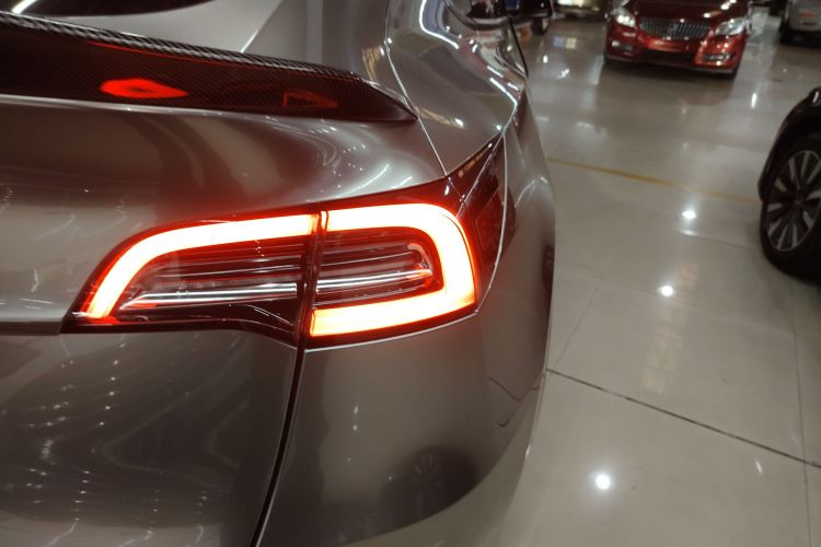 特斯拉 Model Y 2021款 标准续航后驱版车身外观9