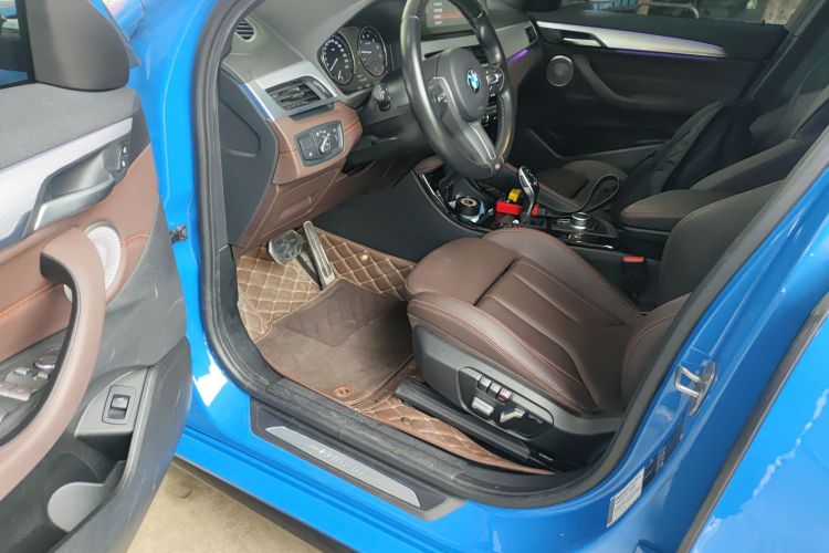 宝马X2 2021款 改款 sDrive25i 曜夜版中控内饰7003