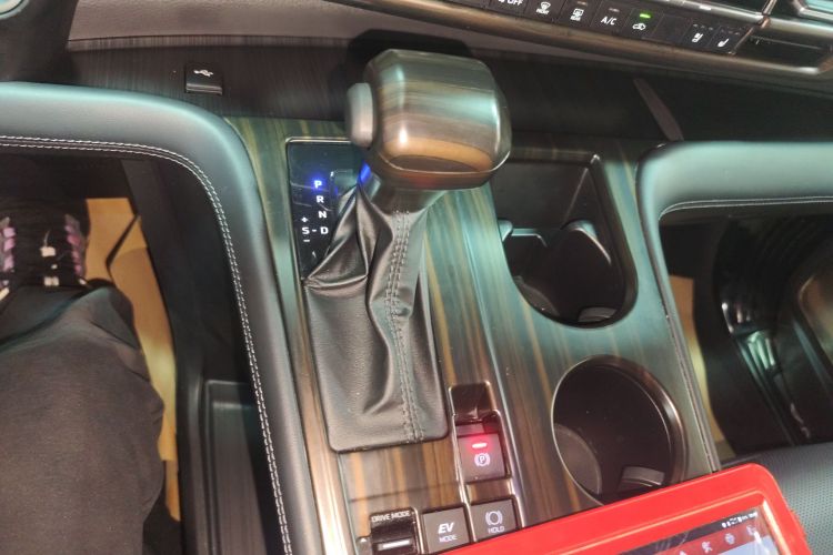 丰田 赛那SIENNA 2024款 2.5L混动 四驱尊贵版中控内饰18