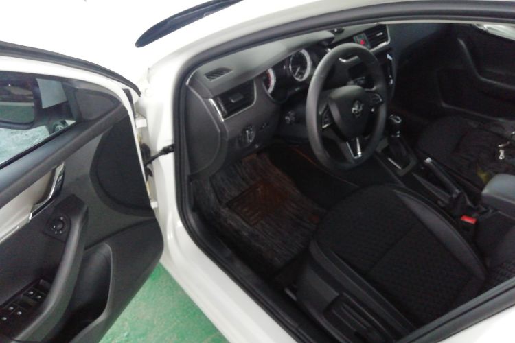 斯柯达 明锐 2020款 1.5L 自动智行豪华版中控内饰7003