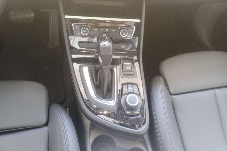 宝马2系旅行车 2016款 220i 领先型中控内饰18