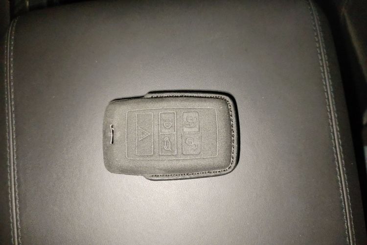 路虎卫士 2024款 90 2.0T P300 S中控内饰11