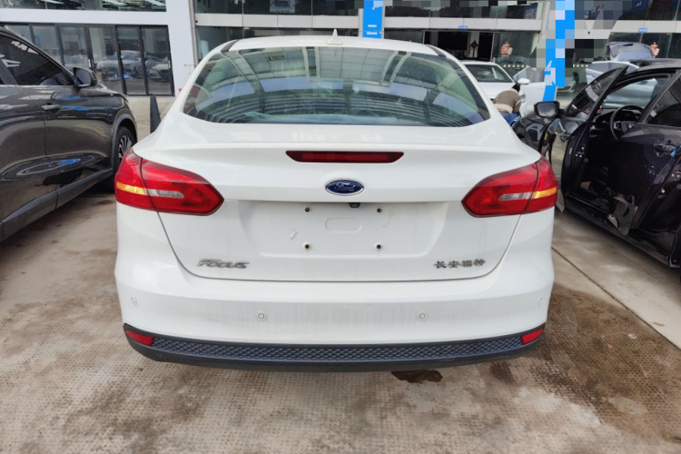福特 福克斯 2018款 三厢经典 1.6L 自动风尚型智行版车身外观6