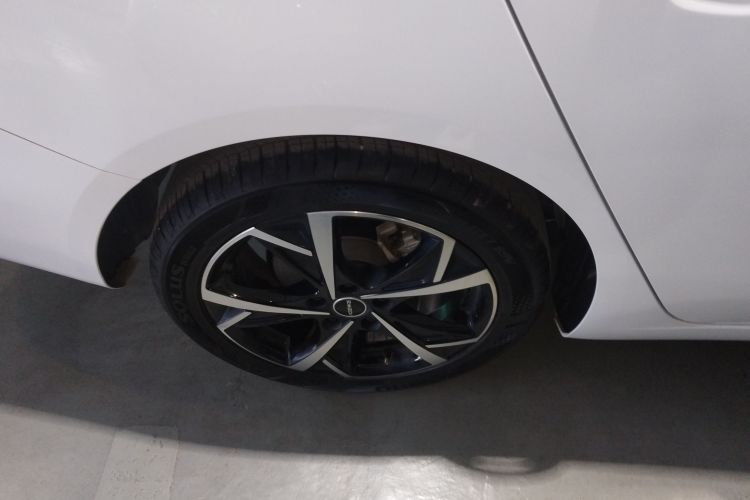 荣威i5 2023款 1.5L CVT尊荣版车身外观6003