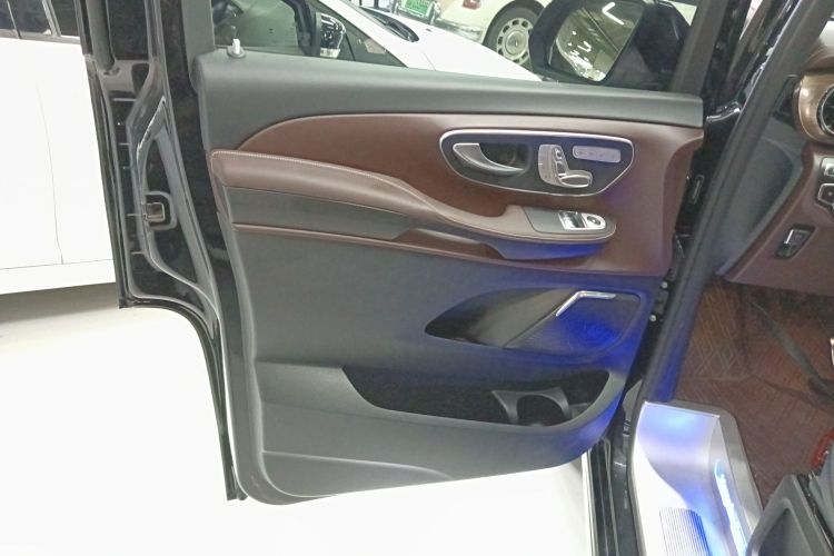 奔驰V级 2022款 V 260 L 长轴距豪华版中控内饰7007