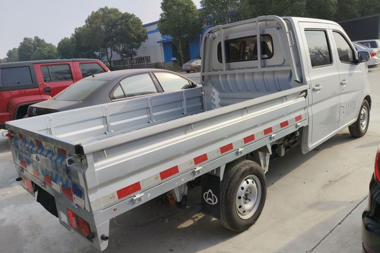 长安凯程 长安星卡 2023款 1.5L GDI 双排2.55米载货汽车舒适型车身外观7