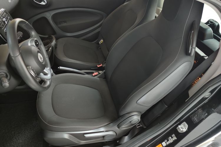 smart fortwo 2019款 0.9T 66千瓦硬顶风擎版 国VI中控内饰7004