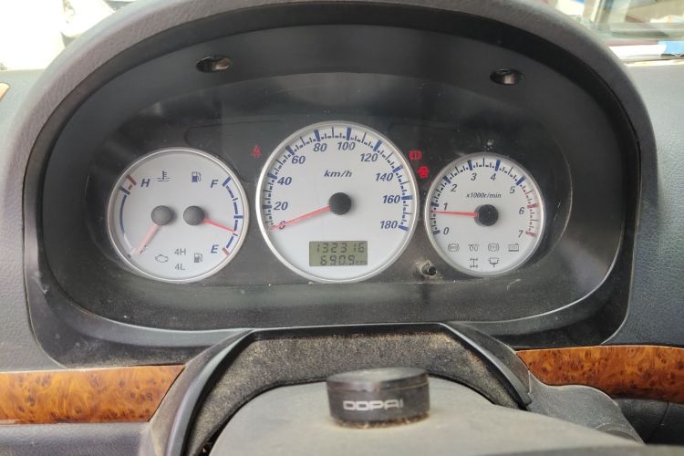 金龙 金威 2014款 2.5T玉柴创享型YC4FB90-P40C中控内饰14