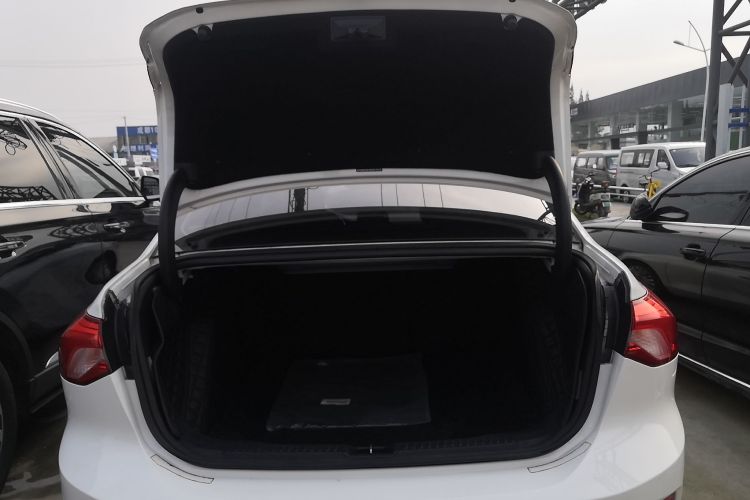 福特 福克斯 2019款 三厢 EcoBoost 180 自动锋潮型机舱底盘23