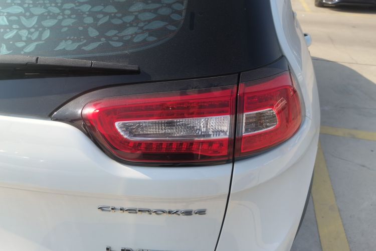 Jeep 自由光 2017款 2.0L 优越版车身外观9