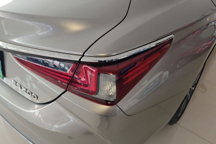 雷克萨斯ES 2023款 200 卓越版车身外观9