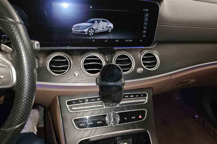 奔驰E级 2019款 E 300 L 运动豪华型中控内饰16