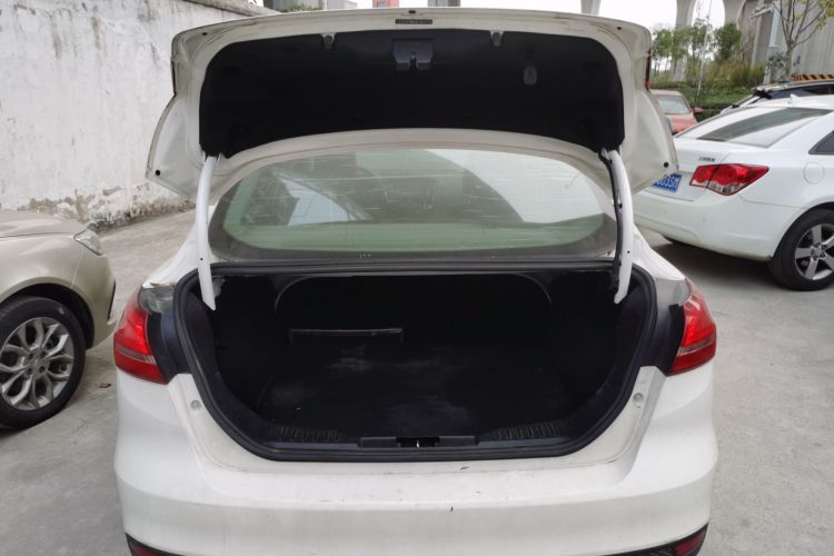 福特 福克斯 2017款 三厢 1.6L 手动舒适型智行版局部细节23