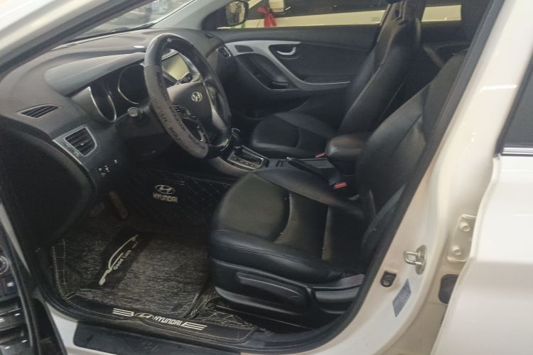 现代 朗动 2016款 1.6L 自动尊贵型中控内饰19