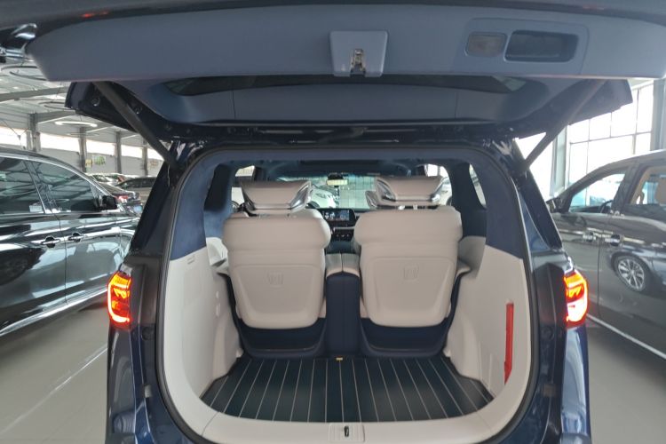 别克GL8 2022款 Avenir艾维亚 四座尊礼版机舱底盘23