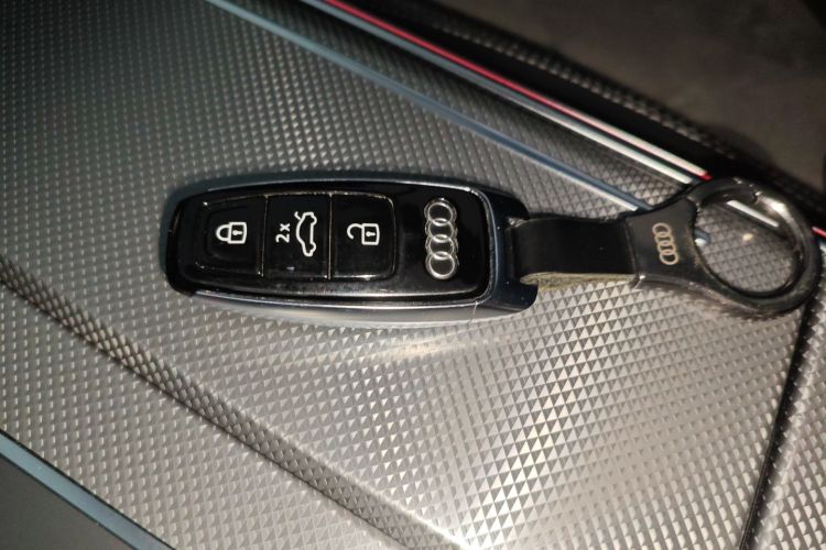 奥迪A6L 2024款 45 TFSI 臻选动感型中控内饰11