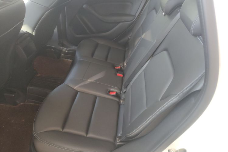 奔驰B级 2019款 B 200 动感型中控内饰7004