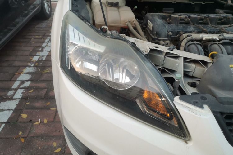 福特 福克斯 2013款 两厢经典 1.8L 手动基本型车身外观8