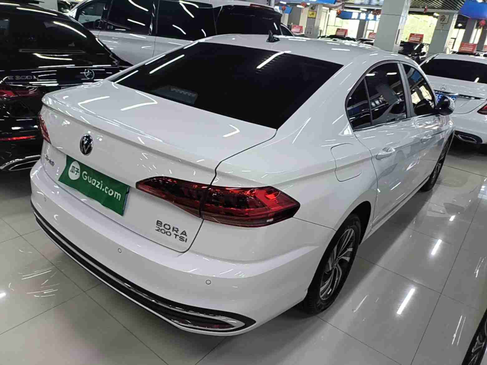 车辆右后45度外观展示