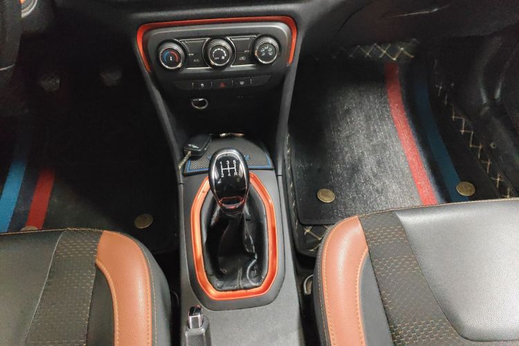 奇瑞 瑞虎3X 2017款 1.5L 手动时尚版中控内饰18