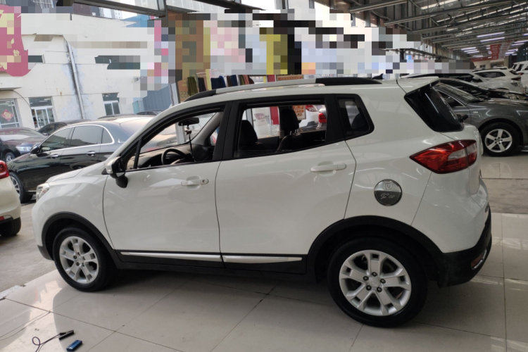 长安CS15 2016款 1.5L 手动豪华版车身外观4