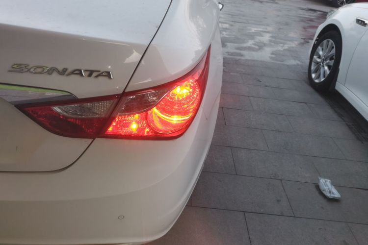 现代 索纳塔 2014款 2.0L 自动尊贵版车身外观9