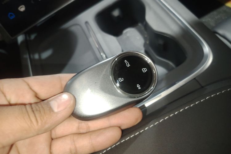 哪吒汽车 哪吒S猎装 2024款 增程300 标准版中控内饰7001