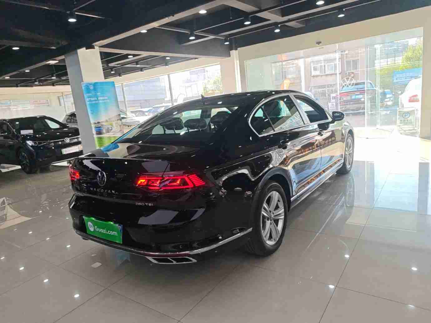 车辆右后45度外观展示