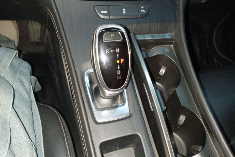 别克 君越 2018款 20T 精英型中控内饰18