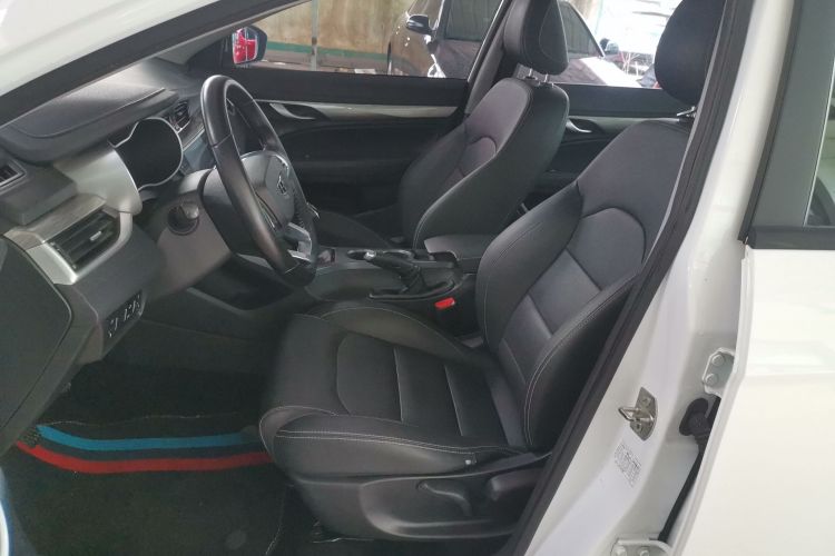 吉利汽车 帝豪 2019款  领军版 1.5L 手动豪华型 国VI中控内饰19
