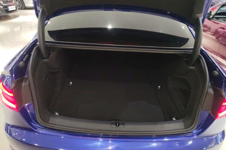 奥迪A4L 2019款 40 TFSI 进取型 国VI机舱底盘23