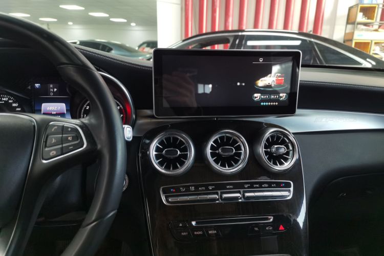 奔驰GLC 2016款 GLC 260 4MATIC 动感型中控内饰16