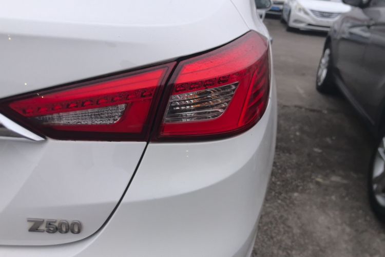 众泰Z500 2015款 1.5T 手动尊贵型车身外观9