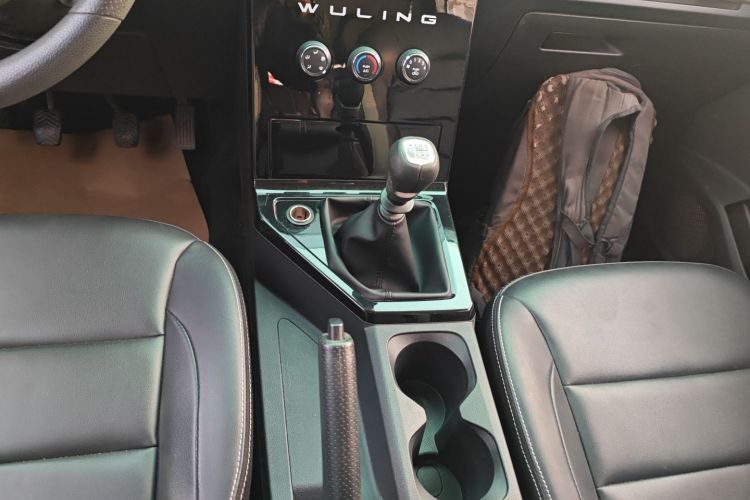 五菱汽车 五菱宏光PLUS 2020款 1.5L 手动舒适型 7座中控内饰18