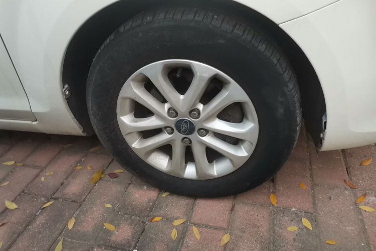 福特 福克斯 2013款 两厢经典 1.8L 手动基本型车身外观10